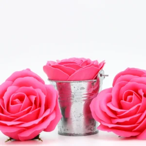 Fleur de savon rose avec seau