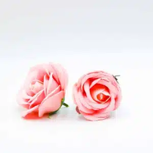 Fleur de savon rose clair avec seau